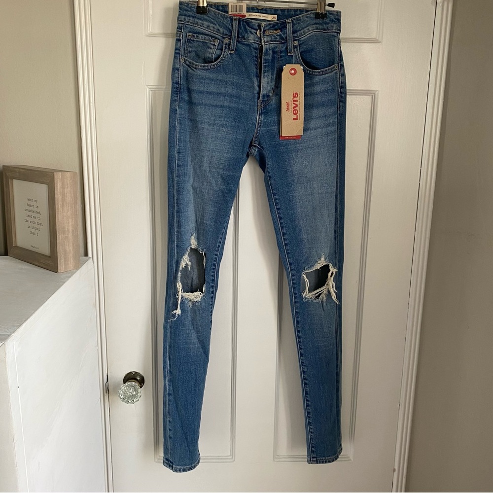 NWT Levi’s 721 high rise ripped skinny jean Sz 25 REVOLVE $98